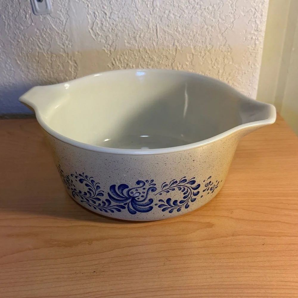 Vintage 1976 Pyrex Homestead 2.5 Qt Casserole Bowl 475-B Tan & Blue – Made in US